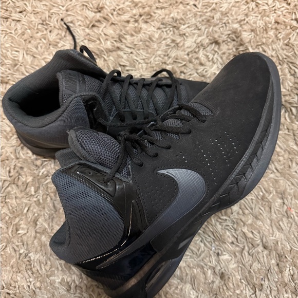 Nike Black Athletic Shoes Sleek Design - Picture 2 of 6